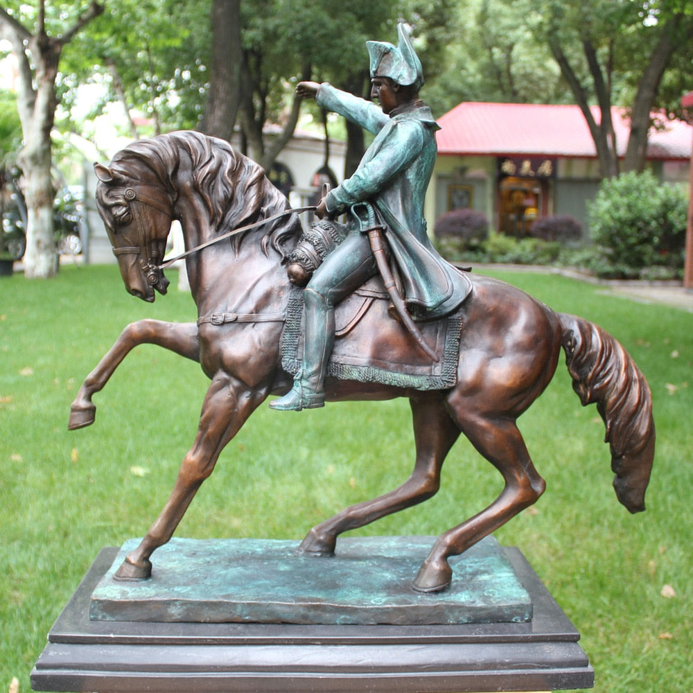 Napoleon chuxun figure bronze ornaments European celebrity horse patrol Home Furnishing Decor gift collection equipment